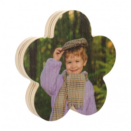 niño con gorra bufanda con arboles